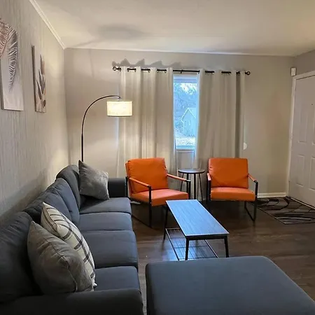 Modern & Cozy 2 Bedroom Home Near Downtown Shawnee